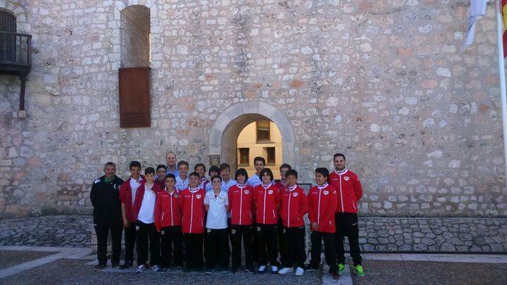Los jóvenes jugadores del Rayo Vallecano conocen el castillo de Torija con el diputado de Deportes