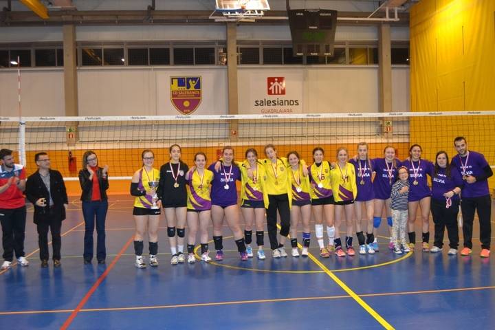 La directora provincial de Educación de la Junta felicita a las campeonas de la Liga Autonómica cadete femenina de Voleibol