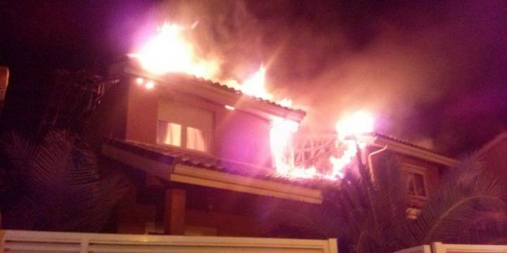 Un incendio obliga a dejar sus casas a dos familias en Guadalajara
