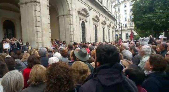 Cientos de personas se concentran en el Ayuntamiento de Sevilla para protestar por las medidas anticlericales de la izquierda