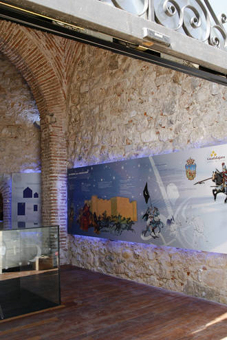 En mayo, la figura de Al-Qadir, rey de la Taifa de Toledo y de la de Valencia, detalle monumental del mes