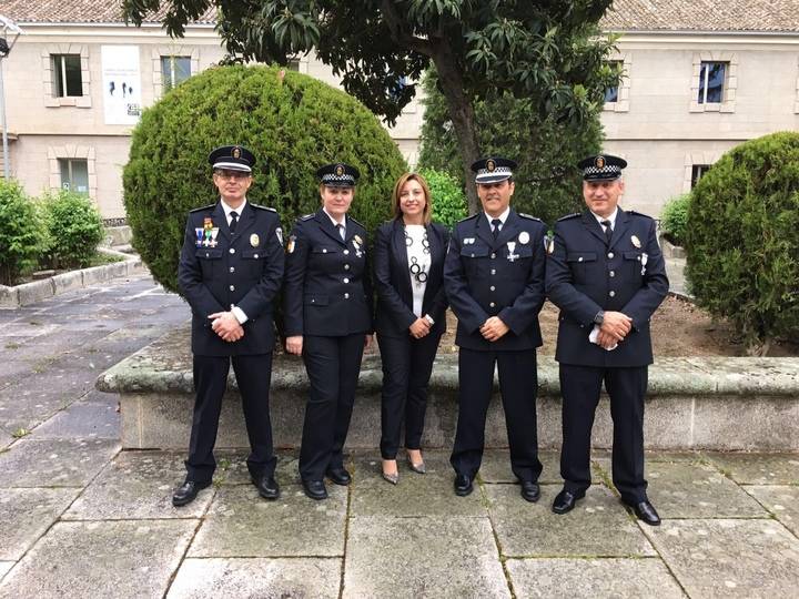 Cinco policías locales de Guadalajara recibieron ayer en Toledo las Medallas a la Permanencia