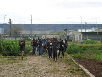 Una delegación angoleña se interesa por el proyecto de los Huertos Ecosociales de Azuqueca