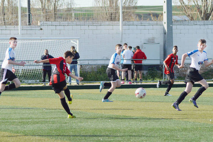 Sobre estas líneas, imagen de archivo de un amistoso disputado entre un equipo de la Escuela Municipal de Fútbol de Azuqueca y un conjunto del club inglés 'Queen Anne FC'
