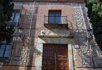 El Palacio de la Cotilla, Detalle monumental de abril