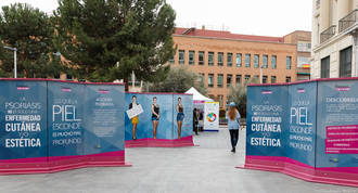 La exposición Psoriasis, lo que la piel esconde cambia de ubicación al centro comercial Ferial Plaza