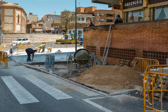 A punto de concluir las obras de ampliación de la acera en el cruce de Luis Ibarra Landete con Cardenal Mendoza