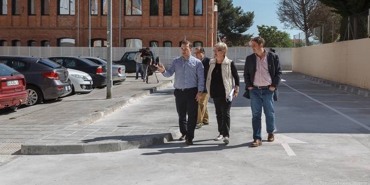 Un nuevo aparcamiento mejora el barrio de Los Manantiales