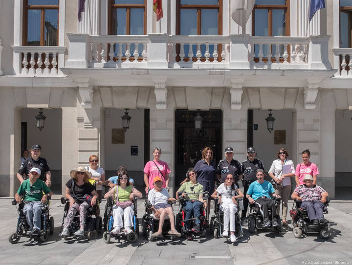 Encarnación Jiménez, concejal de Seguridad, atiende las primeras sugerencias de residentes del CAMF