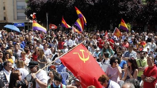 El engaño de Unidos Podemos : no le gustan las banderas republicanas ni las comunistas con la hoz y el martillo