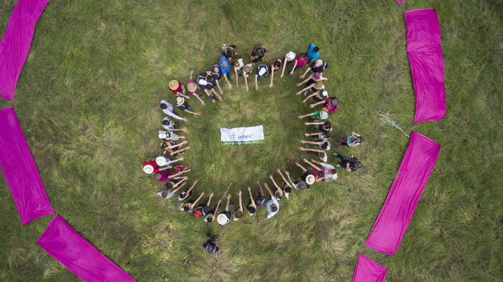 Los viajeros instalan un lazo gigante rosa en las Tetas de Viana en solidaridad con el cáncer de mama
