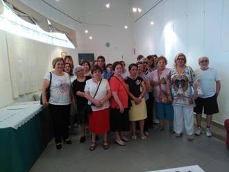 Las manualidades de la Asociaicón CEAR llenan de color la sala de exposiciones de Alovera