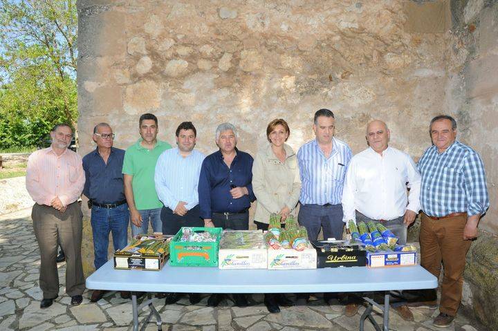 Cospedal resalta en Torre del Burgo “la labor de nuestros agricultores, así como la calidad y la comercialización de nuestros productos”