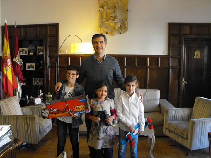 El alcalde entrega los premios a los ganadores del concurso de dibujo infantil “Guadalajara con otra luz”