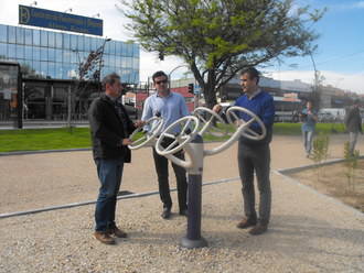 El Ayuntamiento concluye el ajardinamiento del terreno anexo a la piscina cubierta “Huerta de Lara”