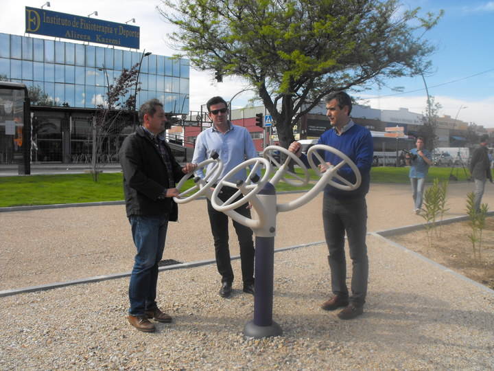 El Ayuntamiento concluye el ajardinamiento del terreno anexo a la piscina cubierta “Huerta de Lara”