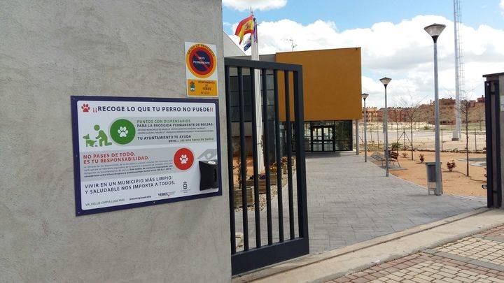 Yebes estrena seis puntos de recogida de bolsas para retirar las cacas de los perros de la vía pública