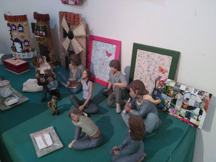 Las manualidades de la Asociaicón CEAR llenan de color la sala de exposiciones de Alovera