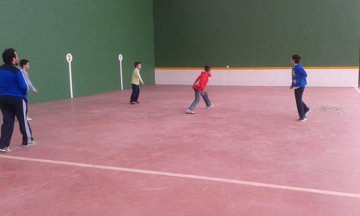 Fuentenovilla comienza sus fiestas patronales con un brillante partido de Pelota a Mano