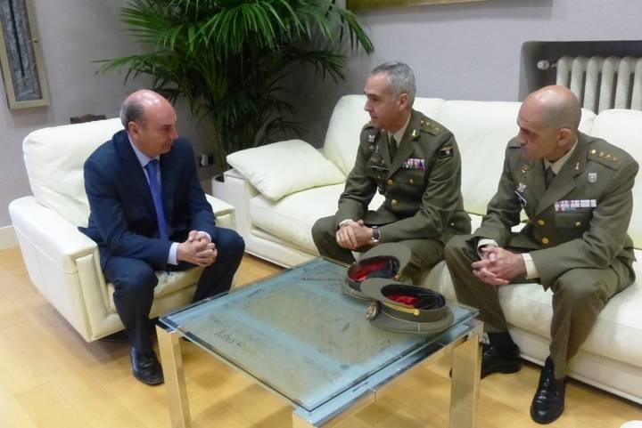 El presidente de la Diputación recibe al actual Coronel Jefe del Parque de Ingenieros y a su sucesor