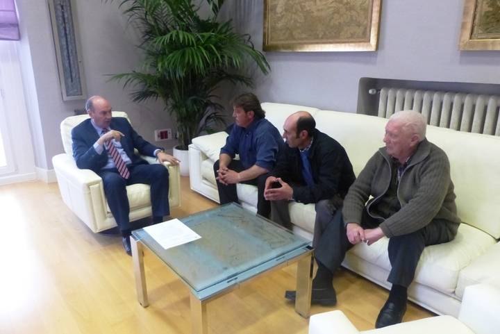 El presidente de Diputación se reúne con los alcaldes de varios municipios para interesarse por sus necesidades
