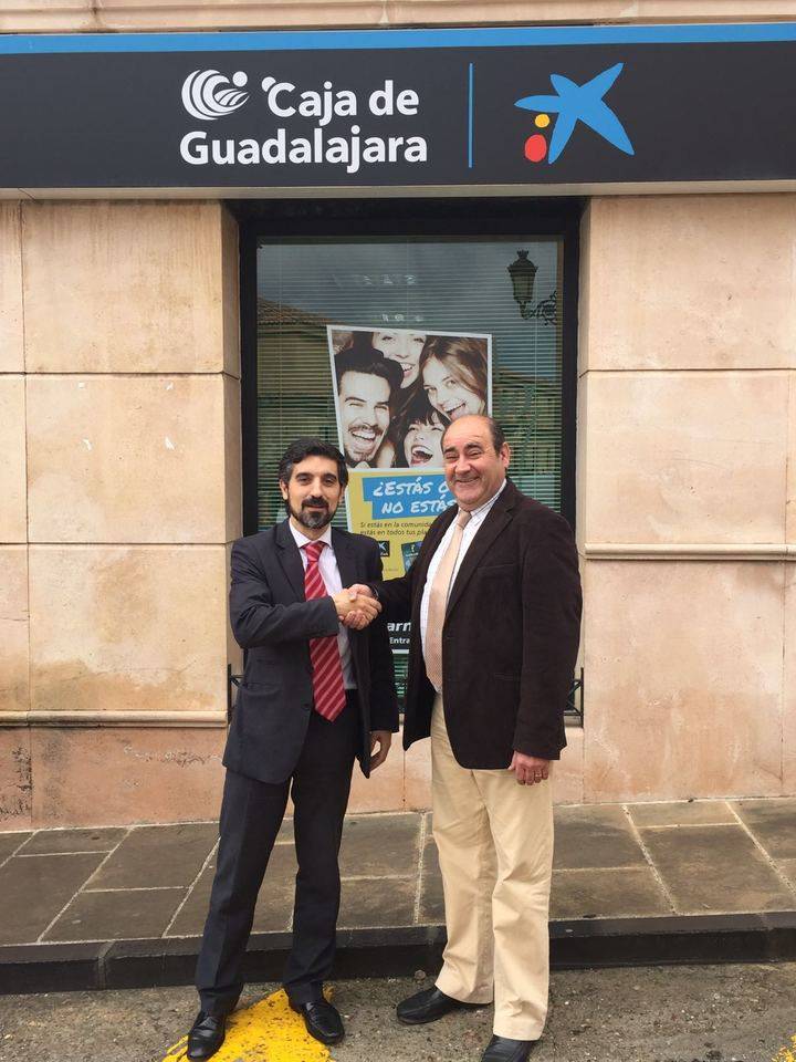 El Ayuntamiento de Torremocha del Campo firma un convenio con la Caixa para facilitar el transporte de las personas de los núcleos anexionados