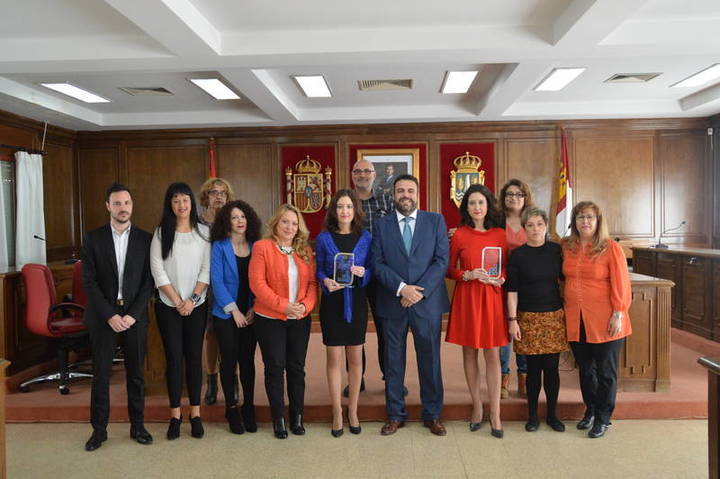 Laura y María Lara acompañadas por buena parte de la Corporación Municipal de Azuqueca de Henares.