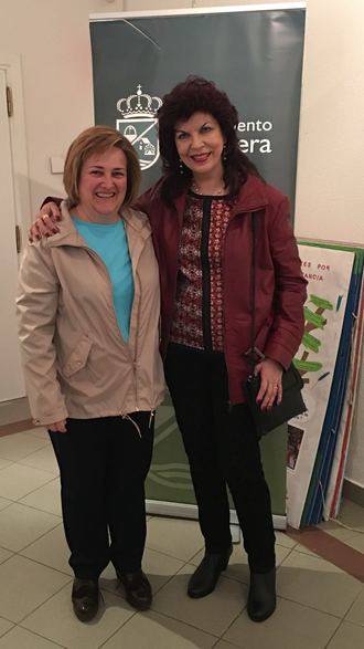 La Biblioteca Municipal de Alovera inauguró la exposición de óleos de Julia Sanz