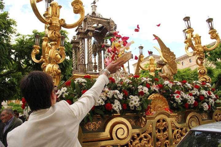 La procesión del Corpus lució por las calles de Pastrana