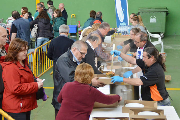 Vecinos del Real Sitio de San Ildefonso-Valsain y de Azuqueca de Henares compartieron la comida popular de hermanamiento en el frontón cubierto del Complejo Deportivo San Miguel de Azuqueca