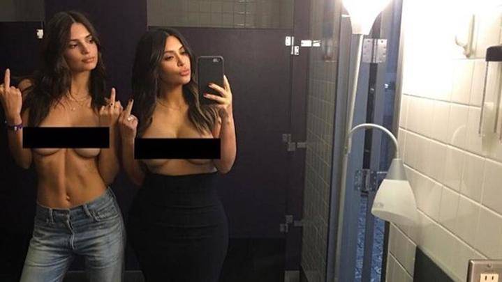 Emily Ratajkowski y Kim Kardashian en topless y haciendo una peineta