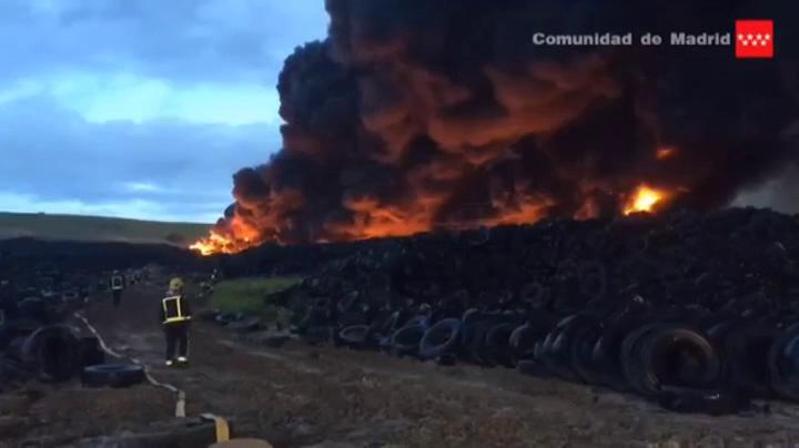 Ya han ardido el 70% de los cinco millones de neumáticos del vertedero en Seseña