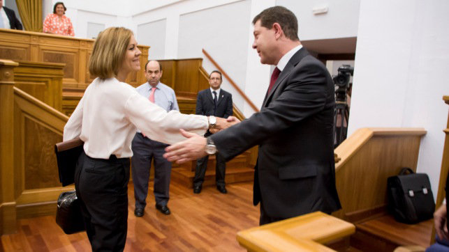 El rencor del PSOE: Page quiere negar una medalla a Cospedal para humillarla