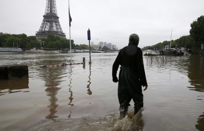 París, inundado, espera más agua : El Museo del Louvre podría quedar inundado