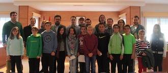 Los niños de Cabanillas reclaman una solución al mal aparcamiento frente a los colegios