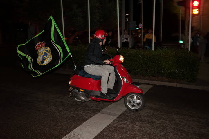Un aficionado madridista celebrando el sábado por la noche en la Plaza Santo Domingo de Guadalajara la undécima Copa de Europa conseguida por el Real Madrid