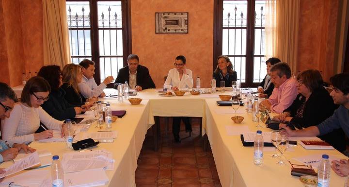 Reyes Estévez se reúne con su equipo en la localidad alcarreña de Brihuega