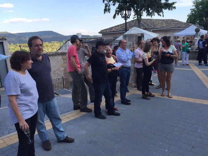 Los viajeros reciben la visita del hijo y del hermano del Nobel a su llegada a Durón