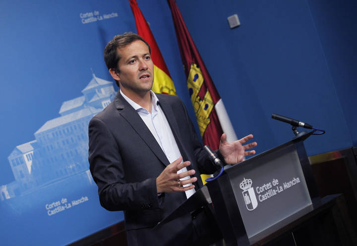 Velázquez insta a la Junta “a tomar cartas en el asunto, frenar el caos educativo y aprovechar los recursos ofrecidos por el Ayuntamiento de Seseña”