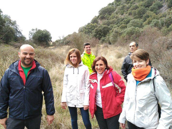 Yolanda Ramírez promociona junto al Alcalde de Viana de Jadraque la señalización de una ruta de senderismo para atraer el turismo