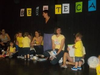 Gran fiesta final de la bebeteca en la biblioteca municipal de Alovera