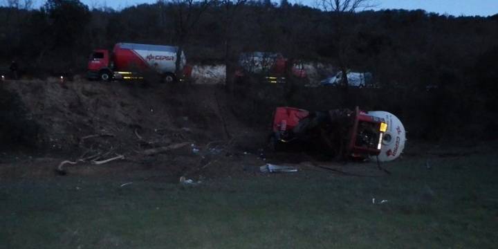 Cae un camión con 8.000 kilos de gas propano por un barranco en Guadalajara