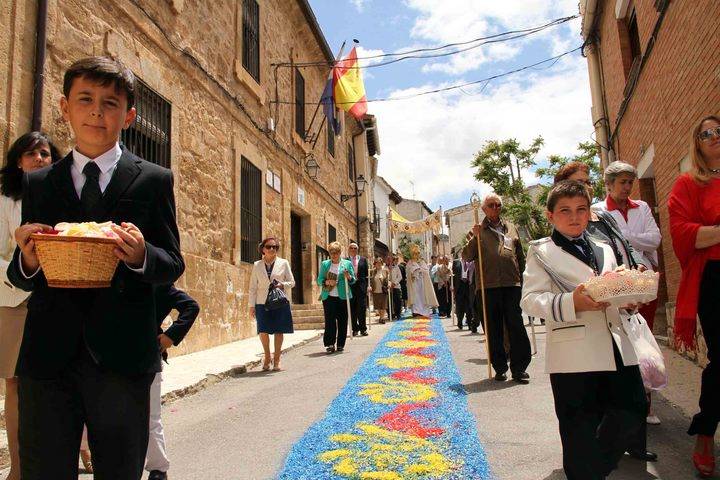 La flores protagonizaron el Corpus en Almonacid de Zorita