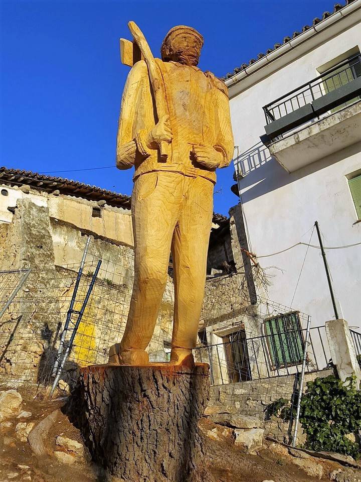 Horche transforma el tocón de un árbol en una espectacular escultura de dos metros de alto