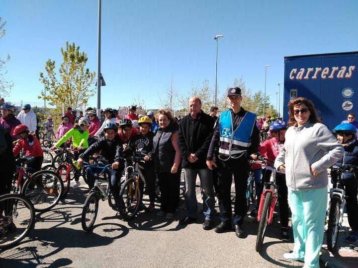 Más de 450 personas pedalearon por las calles de Alovera en el Día de la Bicicleta