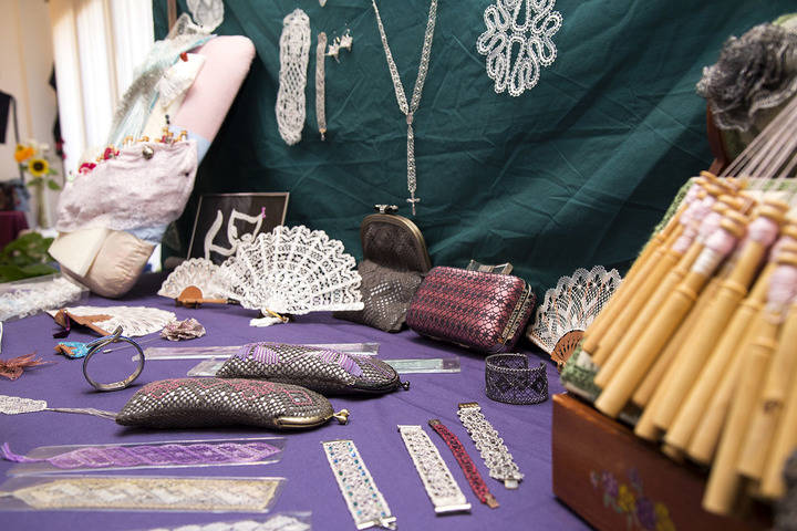 Miles de horas de trabajo repartidas en dos centenares de obras artesanales se concentran en la Casa de la Cultura trillana