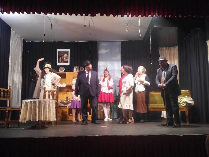 El grupo de teatro 'José María Barrasa' de Almonacid representa con gran éxito la obra 'El pobrecito embustero' 