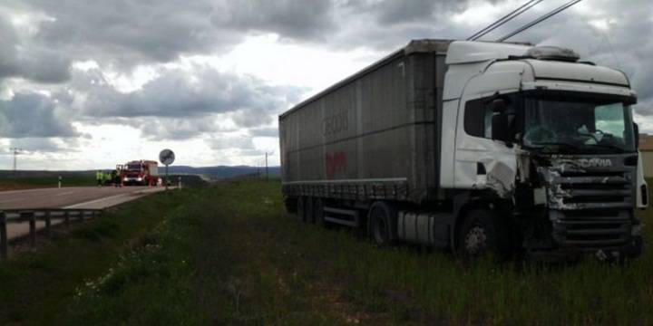 Un muerto y un herido al chocar un turismo y un camión en Molina de Aragón