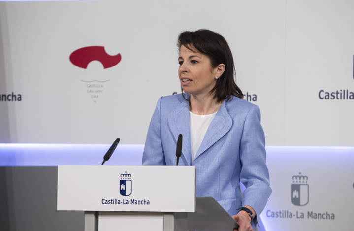 Reyes Estévez deja temporalmente la Consejería de Educación por enfermedad