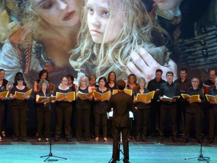 El humor de Carlos Latre y la música del Orfeón Joaquín Turia, esta semana en el TABV